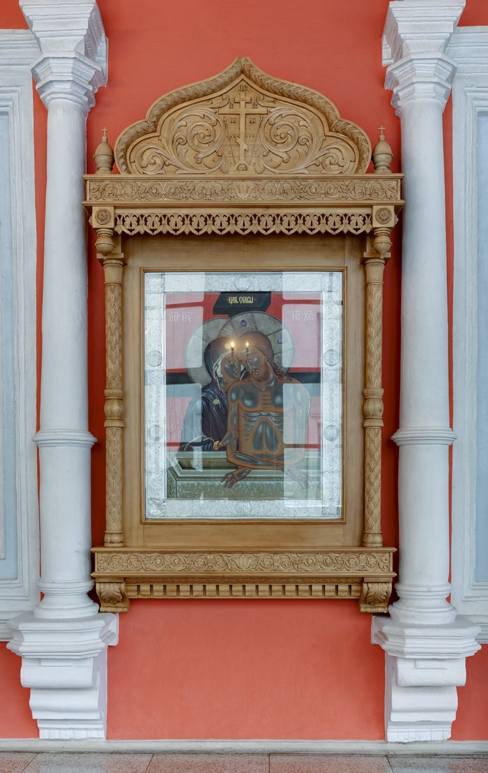 Напольные и подвесные киоты в храме Богоявления Господня бывшего Богоявленского монастыря, г.Москва.