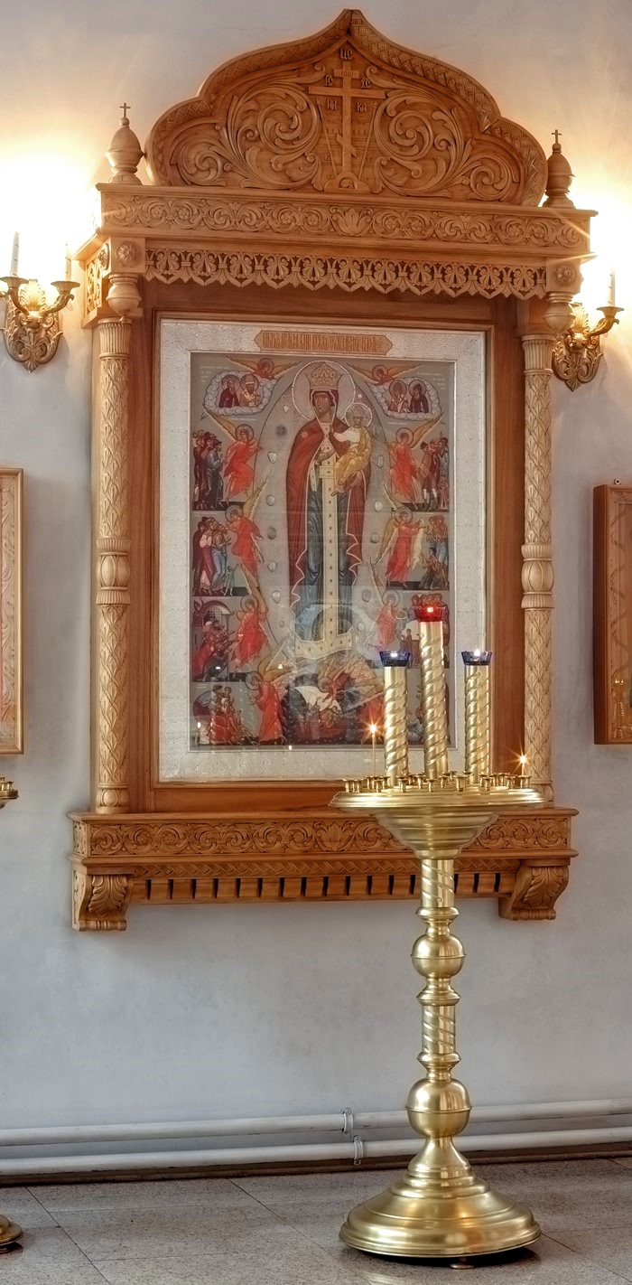 Напольные и подвесные киоты в храме Богоявления Господня бывшего Богоявленского монастыря, г.Москва.