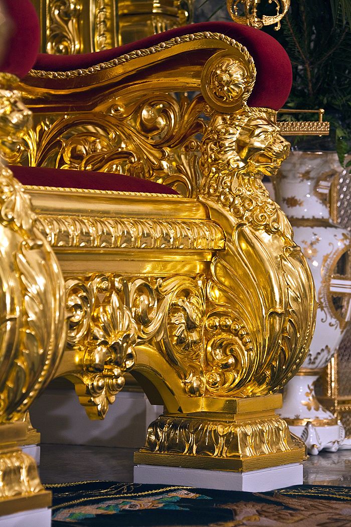 Царский трон в храме Рождества Пресвятой Богородицы в Курской-Коренной пустыни
