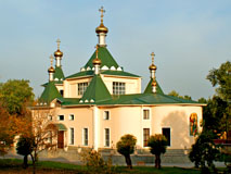Иконостас Софийского собора Иверско-Серафимовского женского монастыря города Алма-Аты, Казахстан.