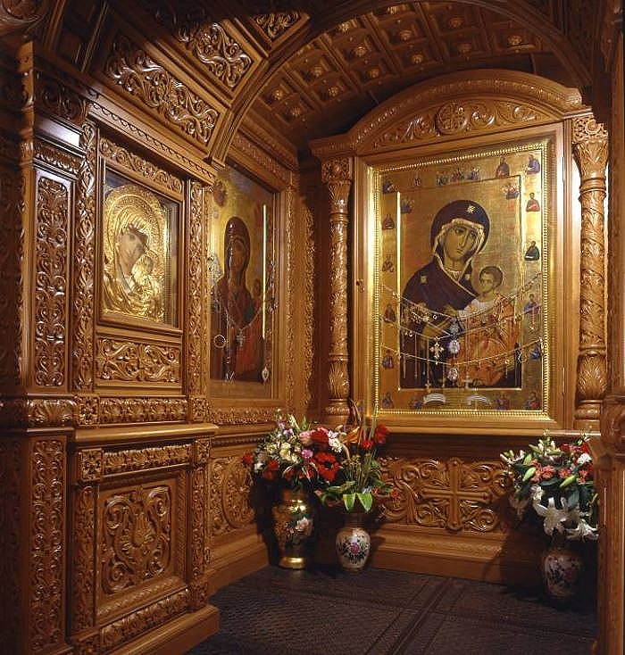 Оформление интерьера Иверской часовни у Воскресенских ворот у Красной площади в Москве